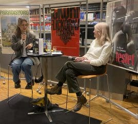 En långhårig man (Ludwig Göransson) klädd i frack håller i en Oscarstatyett fram en vägg där det står OSCAR.