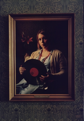 Kvinna vid grammofon